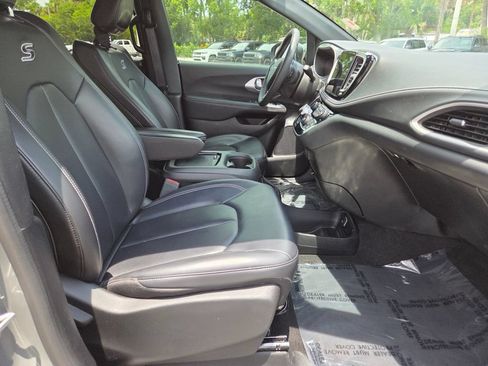 Used 2023 Chrysler Pacifica Touring-L w/ S Appearance Package AWD/4WD image 15