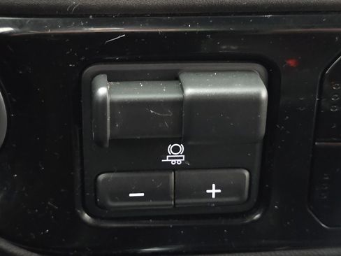 Used 2024 Chevrolet Silverado 1500 LT Trail Boss w/ Convenience Package II image 6