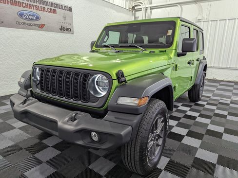 Used 2025 Jeep Wrangler Unlimited Sport AWD/4WD image 3
