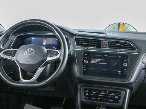 Used 2022 Volkswagen Tiguan SE FWD image 17