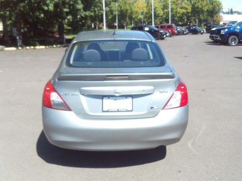 Used 2014 Nissan Versa SV FWD image 4