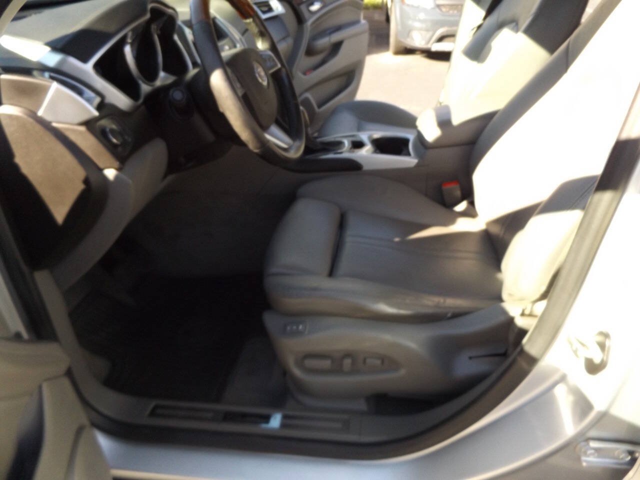 Used 2010 Cadillac SRX Luxury FWD image 12