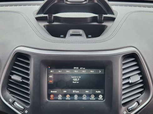 Certified 2019 Jeep Cherokee Latitude w/ Popular Appearance Group AWD/4WD image 17