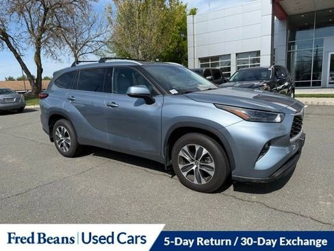 Used 2022 Toyota Highlander XLE AWD/4WD image 2