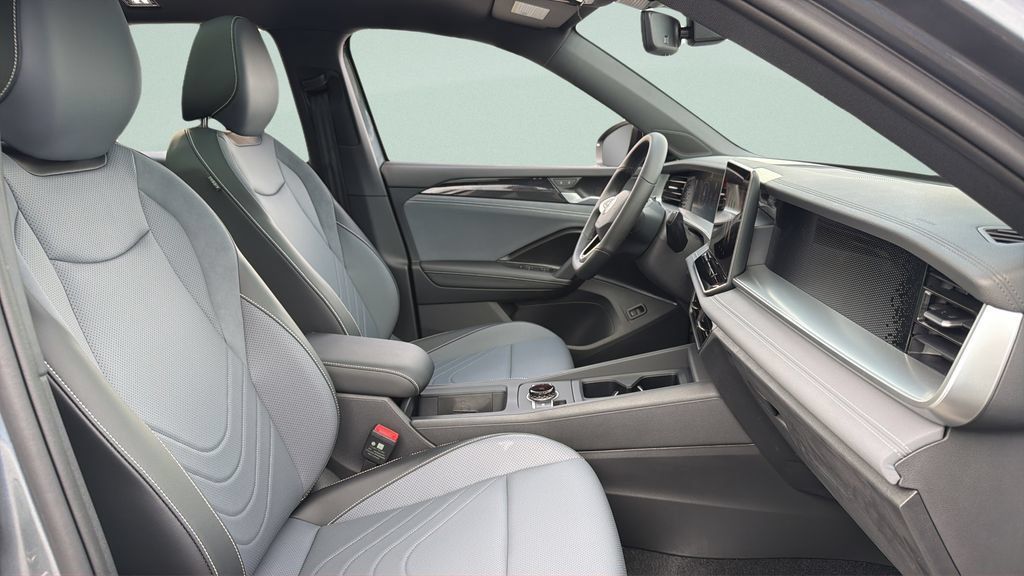 New 2026 Volkswagen Tiguan SE R-Line FWD image 33