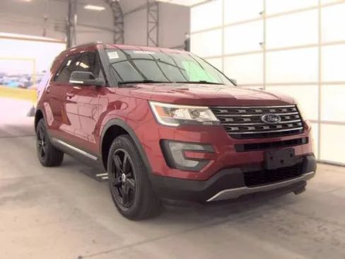 Used 2017 Ford Explorer XLT w/ Equipment Group 202A AWD/4WD image 4