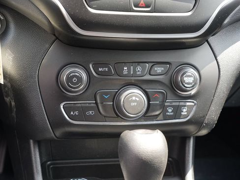 Used 2019 Jeep Cherokee Latitude w/ Popular Appearance Group AWD/4WD image 25