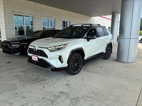 Used 2022 Toyota RAV4 XSE AWD/4WD image 2