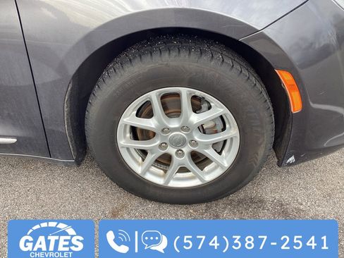 Used 2020 Chrysler Pacifica Touring-L image 39
