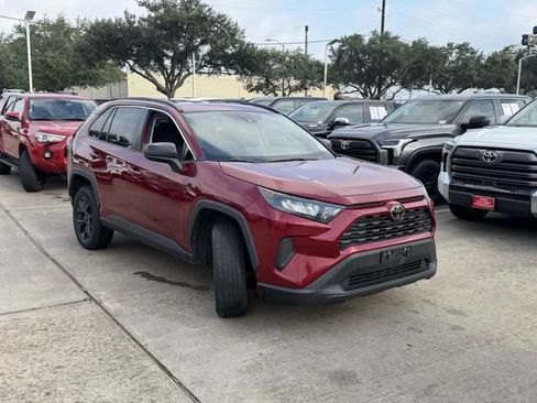 Used 2021 Toyota RAV4 LE FWD image 3