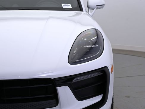 Used 2025 Porsche Macan image 12