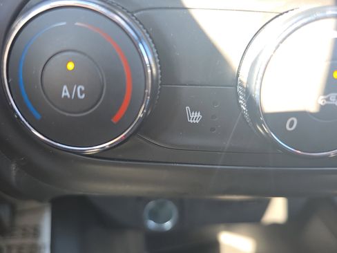 Used 2024 Chevrolet Trax RS w/ Sunroof Package image 29