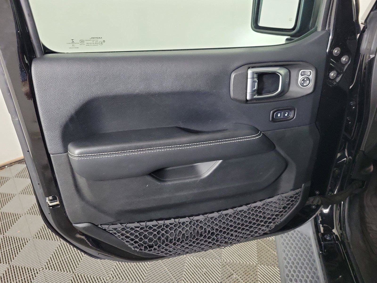 Used 2018 Jeep Wrangler Unlimited Sahara w/ Dual Top Group AWD/4WD image 16