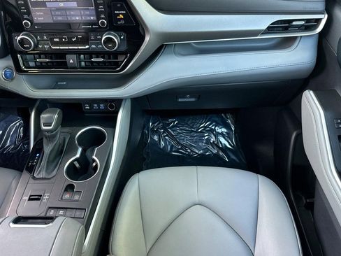 Used 2022 Toyota Highlander XLE FWD image 29