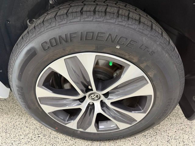 Used 2023 Toyota Highlander XLE AWD/4WD image 8