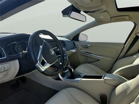 Used 2015 Volvo V60 T5 Premier image 12