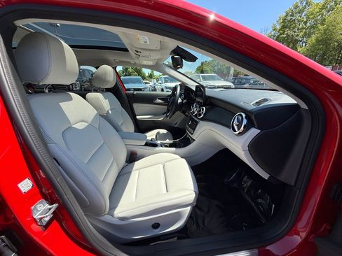 Used 2020 Mercedes-Benz GLA 250 4MATIC w/ Premium Package image 28