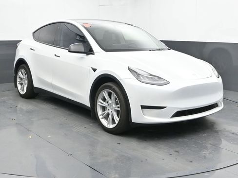 Used 2022 Tesla Model Y Long Range image 2