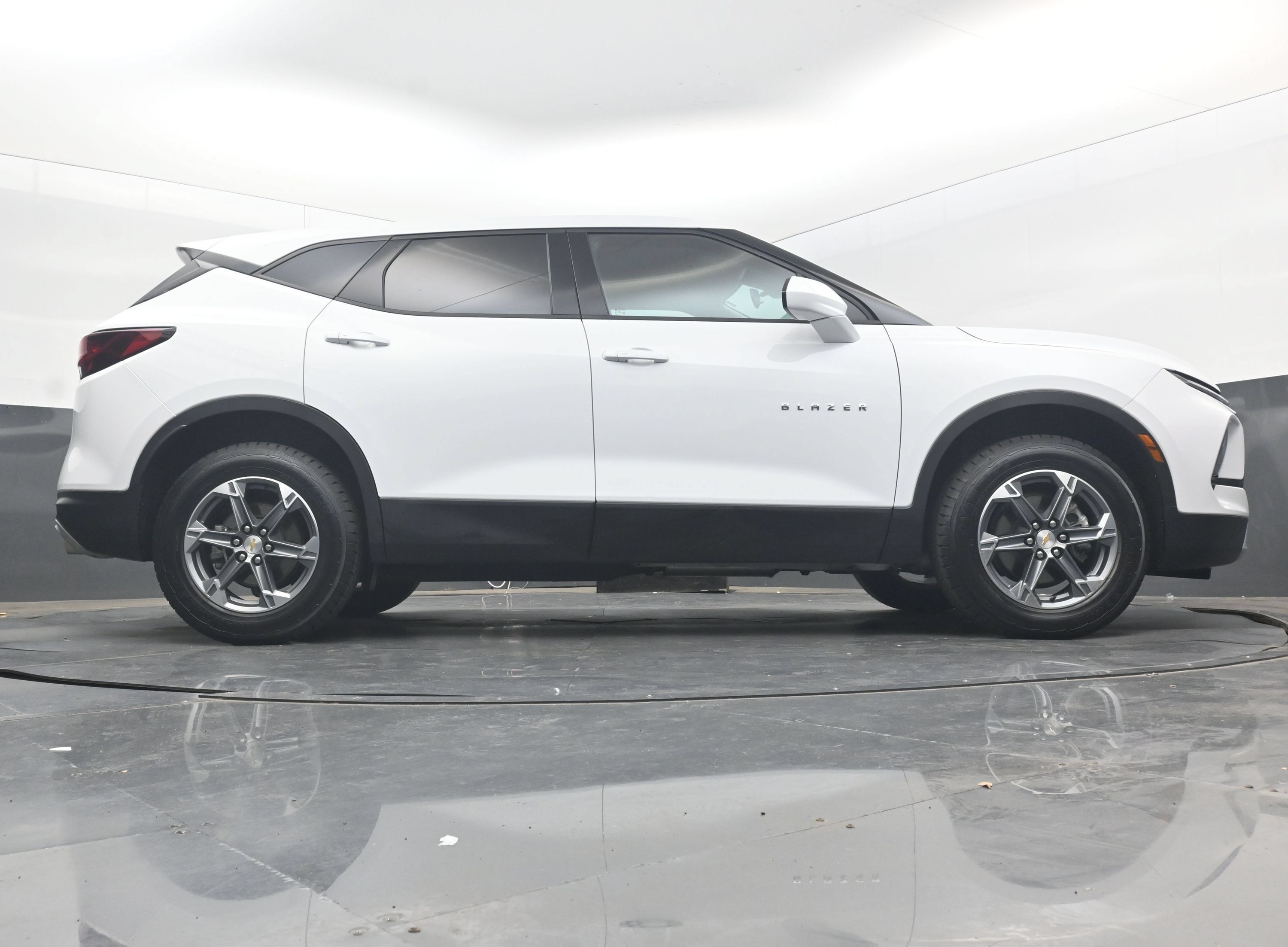 Used 2025 Chevrolet Blazer LT FWD image 30