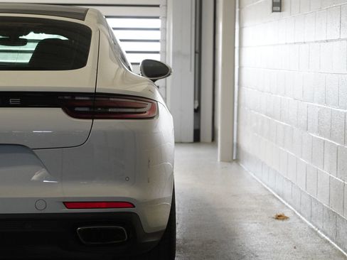 Used 2018 Porsche Panamera 4 image 11
