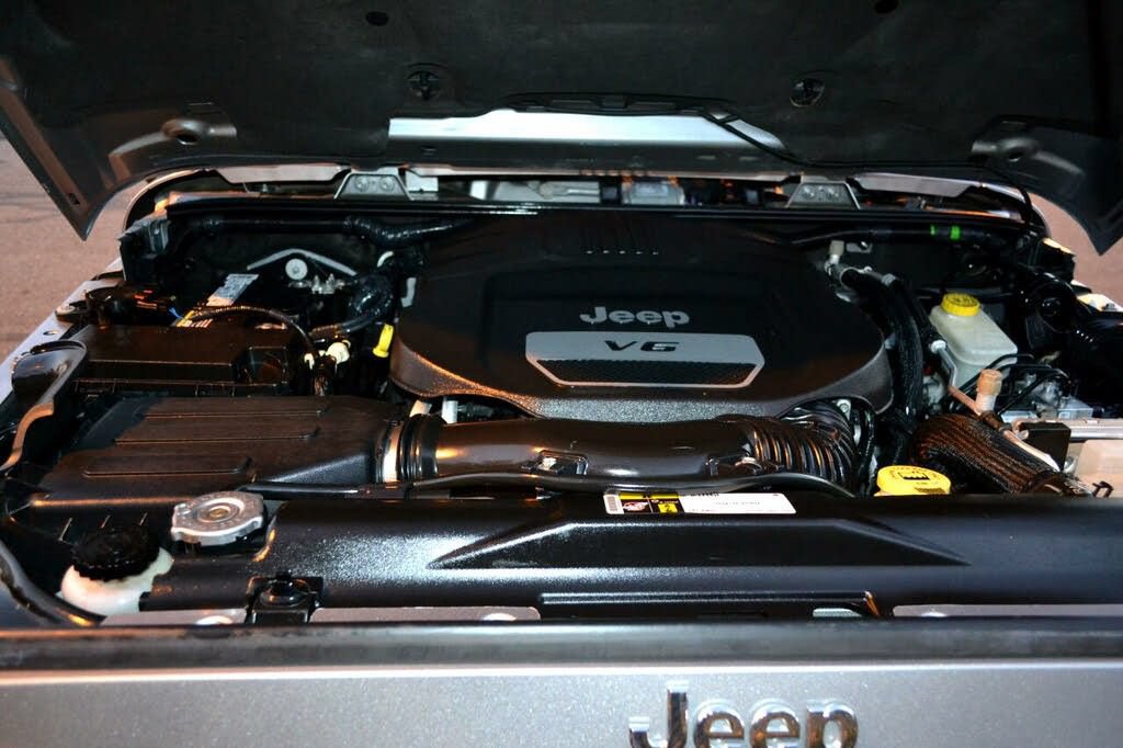Used 2015 Jeep Wrangler Unlimited Rubicon w/ Dual Top Group AWD/4WD image 40