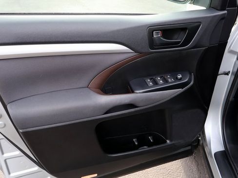 Used 2019 Toyota Highlander LE image 25