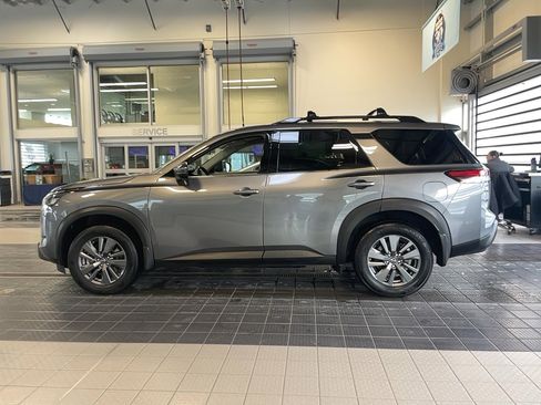 Used 2024 Nissan Pathfinder SV image 4