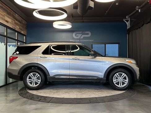 Used 2021 Ford Explorer XLT AWD/4WD image 2