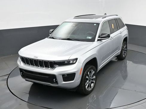 Used 2023 Jeep Grand Cherokee Overland w/ Luxury Tech Group IV AWD/4WD image 25