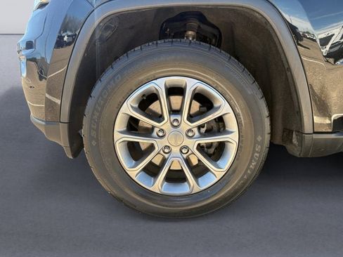 Used 2018 Jeep Grand Cherokee Laredo AWD/4WD image 14