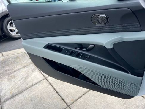 Certified 2025 Hyundai Elantra Limited image 18