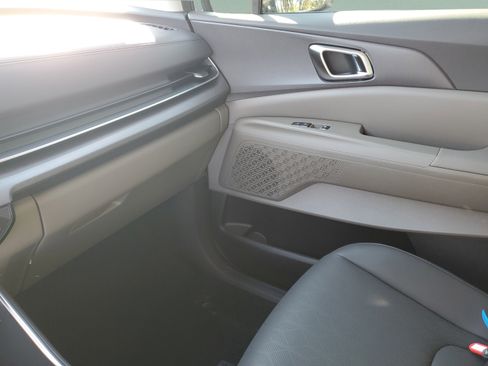 New 2026 Kia Carnival EX FWD image 21