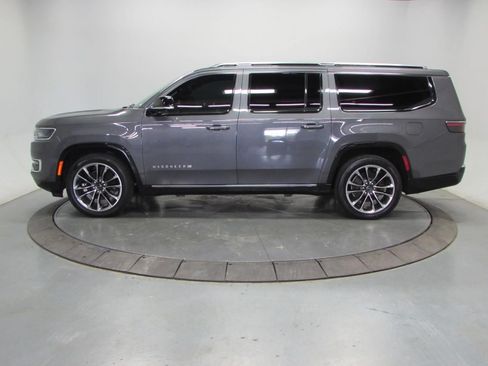 Used 2023 Jeep Wagoneer L Series III w/ Premium Group I AWD/4WD image 4
