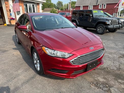 Used 2017 Ford Fusion SE w/ Fusion SE Technology Package FWD image 3