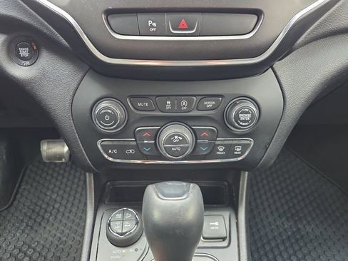 Used 2019 Jeep Cherokee Trailhawk w/ Cold Weather Group image 18