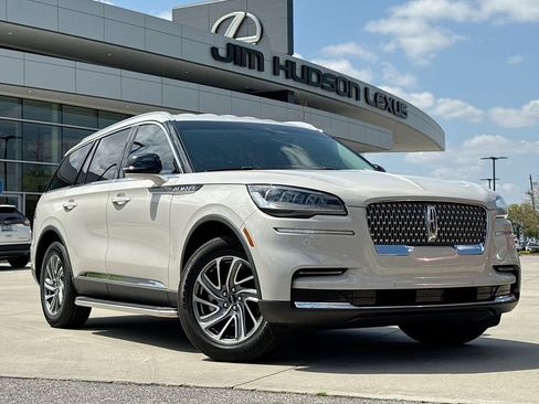 Used 2023 Lincoln Aviator AWD w/ Class IV Trailer Tow Package image 2