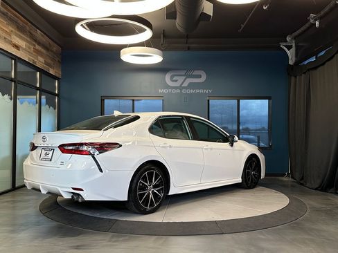 Used 2022 Toyota Camry SE AWD/4WD image 3