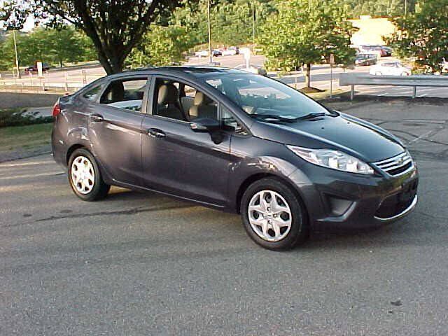 Used 2013 Ford Fiesta SE w/ Super Fuel Economy Pkg FWD image 2