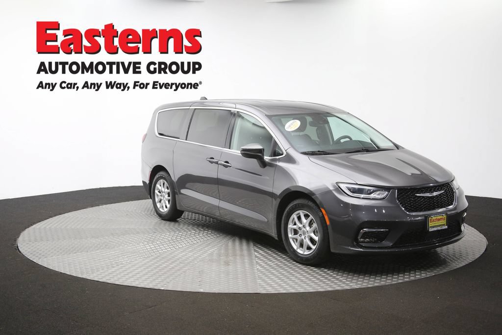 Used 2023 Chrysler Pacifica Touring-L FWD image 51