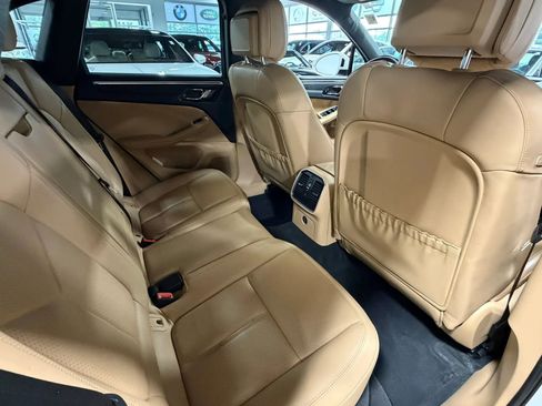 Used 2018 Porsche Macan AWD/4WD image 30
