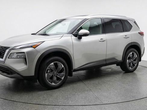 Used 2025 Nissan Rogue SV image 3