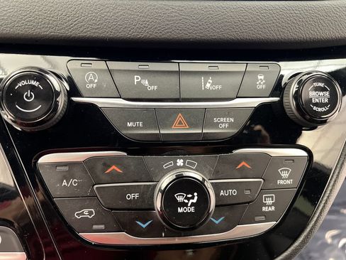 Used 2025 Chrysler Pacifica Select FWD image 48