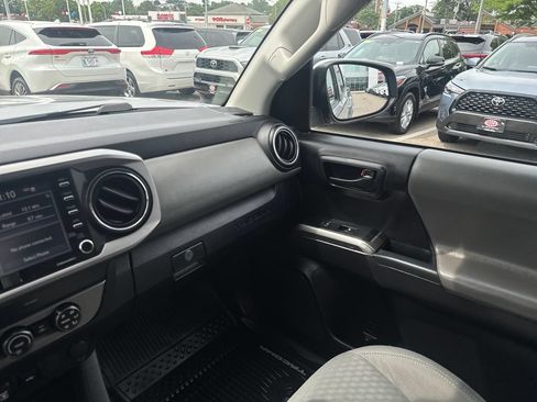 Used 2020 Toyota Tacoma SR5 AWD/4WD image 29