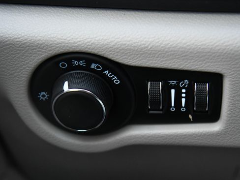 Used 2023 Chrysler Voyager LX image 34