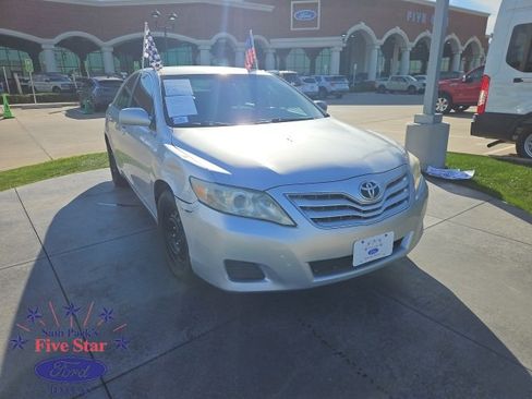 Used 2011 Toyota Camry LE image 1