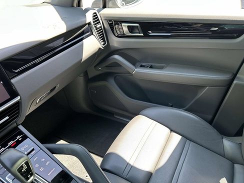 Used 2020 Porsche Cayenne AWD/4WD image 30
