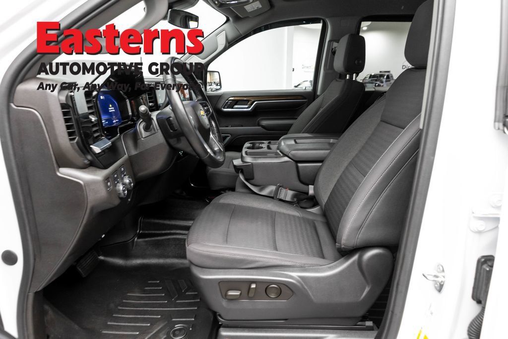 Used 2023 Chevrolet Silverado 1500 LT AWD/4WD image 15