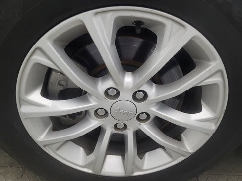 Used 2019 Jeep Cherokee Latitude w/ Popular Appearance Group FWD image 31