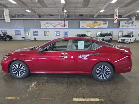 Used 2025 Nissan Altima 2.5 SV FWD image 6