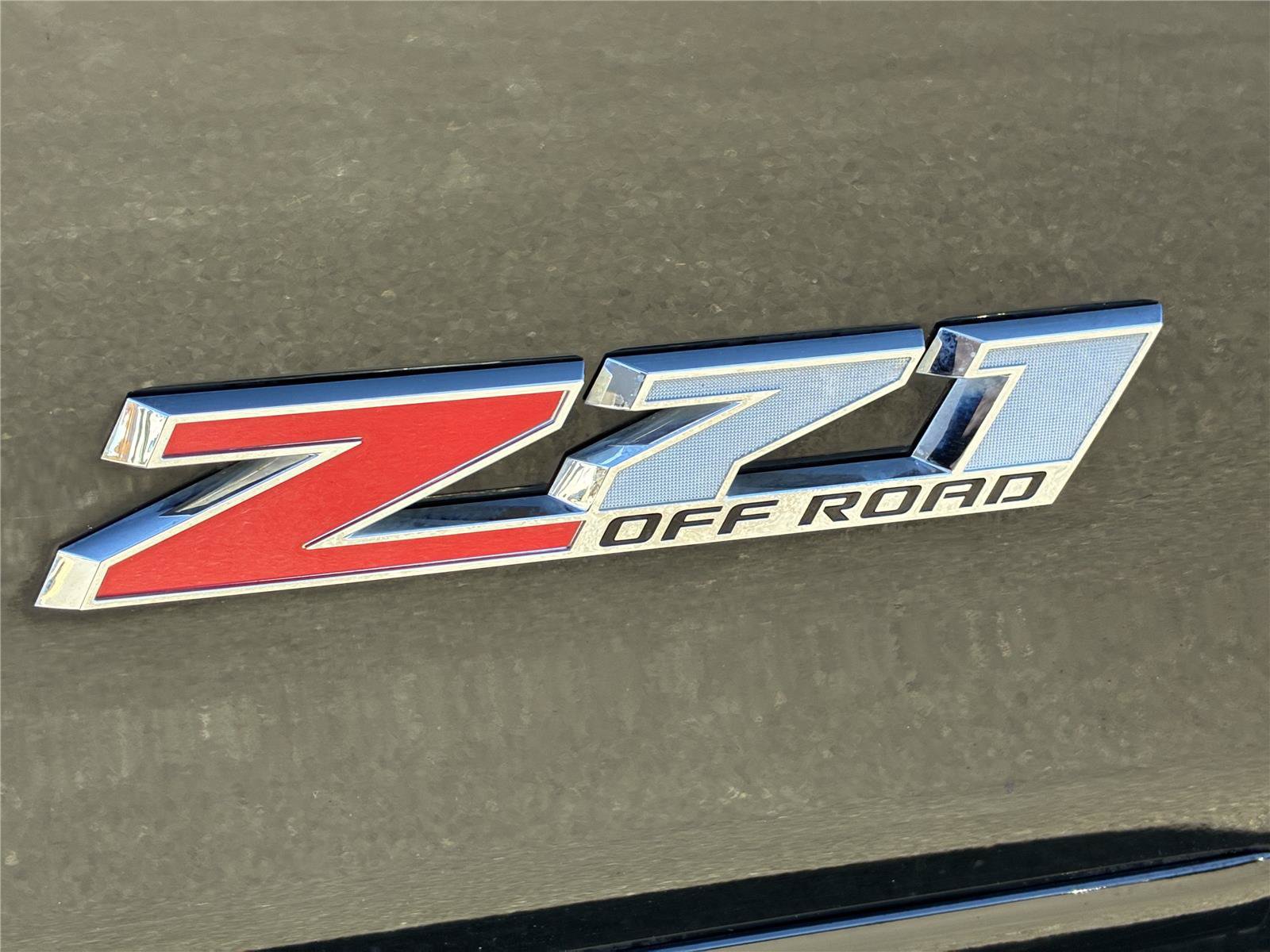 Used 2018 Chevrolet Silverado 1500 LT w/ Midnight Edition AWD/4WD image 12